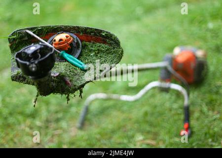 Reparatur des Rasenmähers. Saodniks Werkzeug. Der Rasenmäher ist defekt. Stockfoto