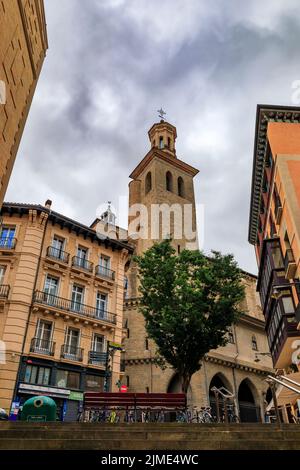 Pamplona, Spanien - 24. Juni 2021: Wahrzeichen Kirche aus dem 13.. Jahrhundert Iglesia de San Saturnino im Namen des schutzpatrons, Bischofs und Märtyrers der Stadt Stockfoto