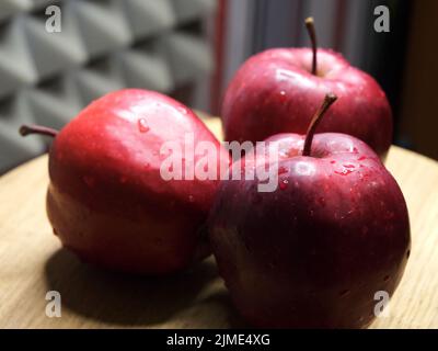 Drei große rote Äpfel. Früchte aus nächster Nähe. Red Chief Äpfel. Stockfoto