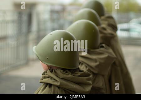 Soldaten in Helmen. Militärs. Soldaten des zweiten Weltkrieges. Stockfoto