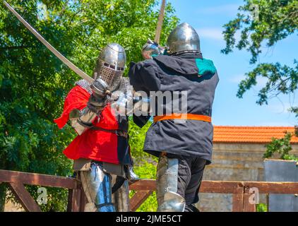 Zwei mittelalterliche Soldaten kämpfen auf Schwertern Stockfoto