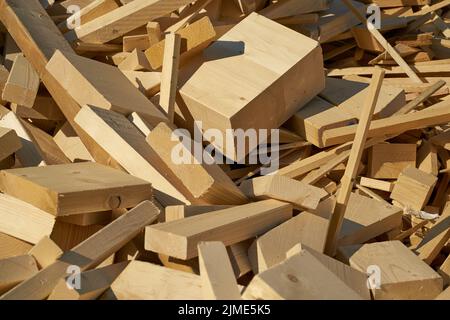 Reste von Baumaterial aus Holz auf dem Lagerplatz für die Verarbeitung in einer Pelletanlage Stockfoto