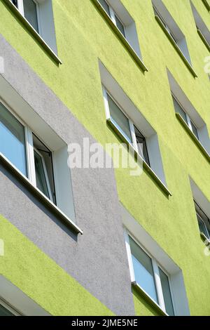 Fassade eines renovierten Fertighauses im Stadtteil Neustadt in Magdeburg in Deutschland Stockfoto