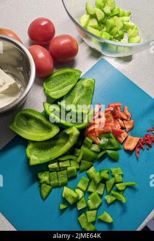 Kochen Gemüsesalat, gehacktes Gemüse. Paprika, Gurken, Tomaten Stockfoto