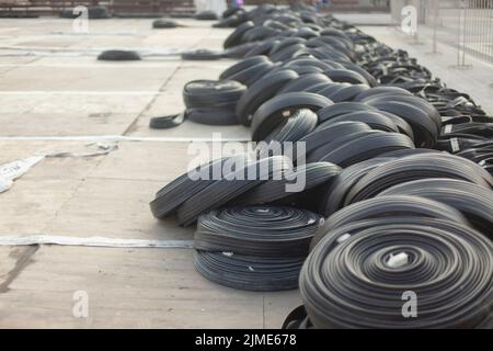 Kühlsystem für Eislaufbahnen. Ein System aus flexiblen Schläuchen für die Kühlung des Eises. Stockfoto