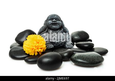 Buddha und Stapel von schwarzen Basaltsteinen Stockfoto