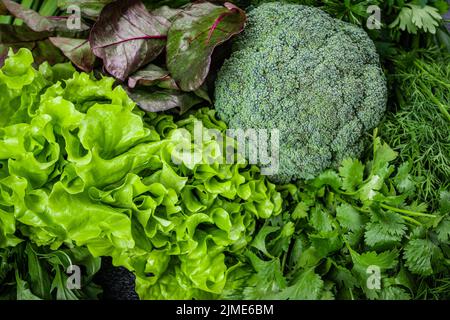 Frische Bio-hausgemachten Kräutern und Blattgemüse Hintergrund Stockfoto