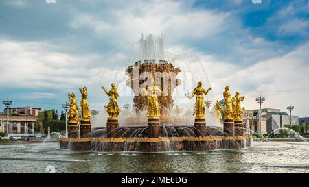 VDNKh, Ausstellung der Errungenschaften der nationalen Wirtschaft Vergnügungspark, Blick auf die Freundschaft der Nationen Brunnen Stockfoto