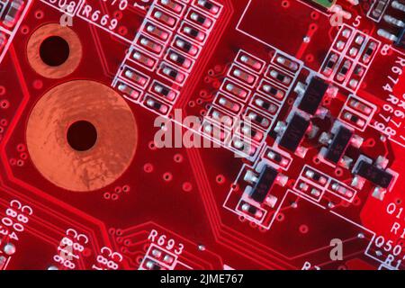 Elektronische Leiterplatte in rot mit elektronischen Komponenten - Draufsicht Stockfoto