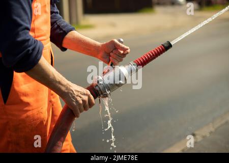 Wasserschlauch. Der Wasserfluss aus dem Rohr. Stockfoto