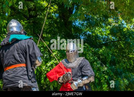 Zwei Mittelalterliche Soldaten Kämpfen Gegen Schwerter Stockfoto