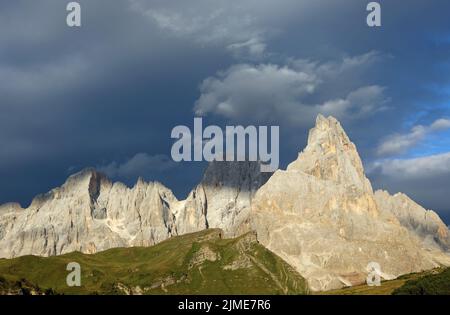 Gebirgskette der Dolomiten mit dem höchsten Gipfel rechts, dem Cimon della Pala, gesehen vom Rollepass in Norditalien Stockfoto