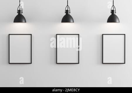 Drei schwarze vertikale Rahmen Mockup mit schwarzen Pendelleuchten oben und weiße Wand, Galerie-Konzept, 3D Rendering Stockfoto