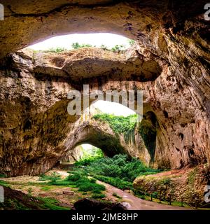 Devetashka Cave - Natur phänomenale Felsformationen in der Nähe von Devetaki Dorf, Bulgarien Stockfoto