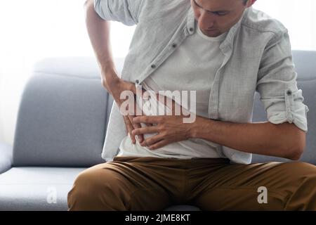 Mann mit Magenschmerzen. Probleme und Konzepte der Gesundheitsversorgung Stockfoto