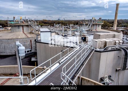 Anlagen, Kabel und Rohrleitungen, wie sie in Industrieanlagen vorgefunden wurden Stockfoto