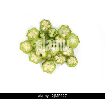 Frische grüne Okra Scheiben isoliert. Frische Okra-Obstscheiben (abelmoschus esculentus) isoliert auf weißem Hintergrund Stockfoto