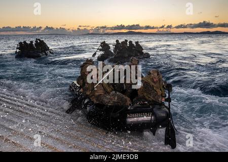 Philippinische See. 4. August 2022. U.S. Marines mit Bataillon Landing Team 2/5, 31. Marine Expeditionary Unit, paddeln während einer Bootsangriffsentbarkation an Bord des amphibischen Transportdocks USS New Orleans (LPD 18) der San Antonio-Klasse in der philippinischen See, August. 2, 2022. Die 31. MEU ist an Bord der Schiffe der Expeditionary Strike Group von Tripolis im Einsatzgebiet der 7. Flotten tätig, um die Interoperabilität mit Verbündeten und Partnern zu verbessern und als einsatzbereite Einsatztruppe für Frieden und Stabilität in der Indo-Pazifik-Region zu dienen. (Bild: © U.S. Marines/ZUMA Press Wire Service/ZUMA Stockfoto