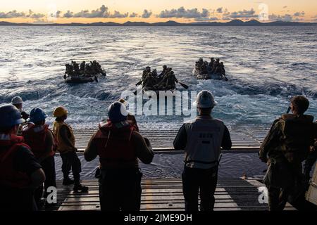 Philippinische See. 4. August 2022. U.S. Marines mit Bataillon Landing Team 2/5, 31. Marine Expeditionary Unit, paddeln während einer Bootsangriffsentbarkation an Bord des amphibischen Transportdocks USS New Orleans (LPD 18) der San Antonio-Klasse in der philippinischen See, August. 2, 2022. Die 31. MEU ist an Bord der Schiffe der Expeditionary Strike Group von Tripolis im Einsatzgebiet der 7. Flotten tätig, um die Interoperabilität mit Verbündeten und Partnern zu verbessern und als einsatzbereite Einsatztruppe für Frieden und Stabilität in der Indo-Pazifik-Region zu dienen. (Bild: © U.S. Marines/ZUMA Press Wire Service/ZUMA Stockfoto