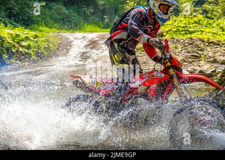 Athlet Enduro in Wasser Spray Stockfoto