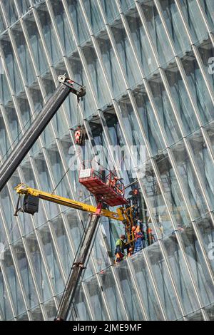 Russland, St. Petersburg, 23. Juli 2021: Wolkenkratzer Bau Lakhta für die Ölgesellschaft Gazprom, eine Fassadenverglasung, Bauherren lif Stockfoto