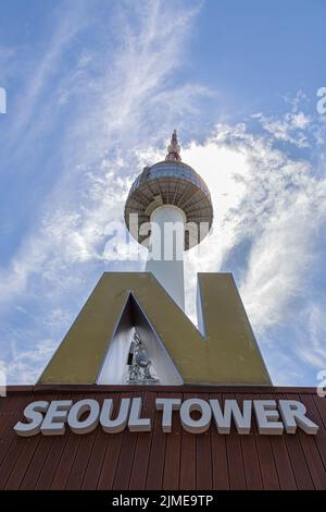 Seoul, Südkorea, 1., August 2014, Ein Bild des wunderschönen Seoul-Turms an sonnigen Tagen, blauem Himmel und Wolken in Seoul, Südkorea Stockfoto