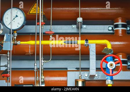 Dabei handelt es sich um Rohre, Sensoren, Manometer und Ventile der Vergasungsanlage in Nahaufnahme. Industrieller Hintergrund Stockfoto