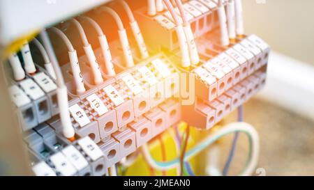 Offene Abschirmung mit Drähten des Steuer- und Messgerätes in der Produktionsanlage. Stockfoto