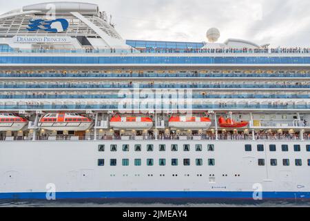 Minatomirai, Yokohama, Japan, 4.. August 2014, Das Diamond Princess-Kreuzschiff fährt vom Hafen Minatomirai in Yokohama, Japan, aus nächster Nähe ab Stockfoto