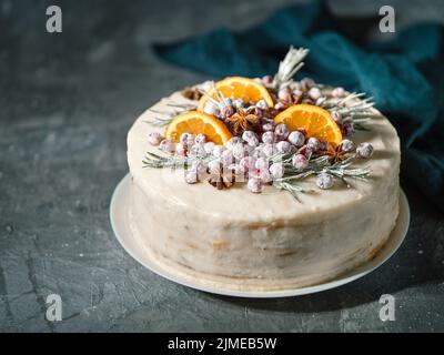 Cristmas Kuchen dekoriert Rosmarin Preiselbeeren Stockfoto