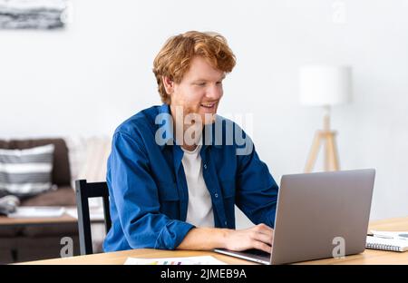 Junge Unternehmer Mann arbeiten mit Laptop erfolgreiche Geschäftsmann tippen auf der Tastatur Stockfoto