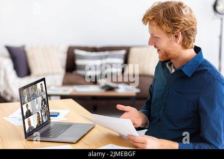 Virtuelle Konferenz Meeting oder Briefing junger Geschäftsmann Business Owner mit Laptop-App für die Kommunikation Stockfoto