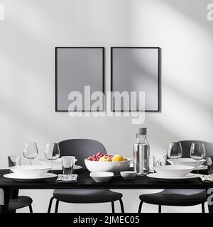 Posterrahmen im modernen Speisesaal mit schwarzem Tisch und Stühlen und weißer Wand mit Sonnenstrahlen, Betonboden, mi Stockfoto