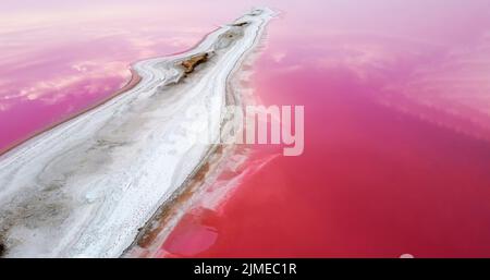Das Ufer der Insel auf dem rosa See ist mit Salz bedeckt Stockfoto