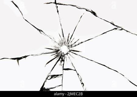 Beschädigtes Glas mit Rissen, Risse im Glas vom Schuss. Gebrochenes Fenster, Textur auf weißem Hintergrund Stockfoto