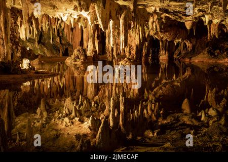 Unterirdischer Höhlensee spiegelt seltsame Felsformationen magisches Gefühl wider Stockfoto