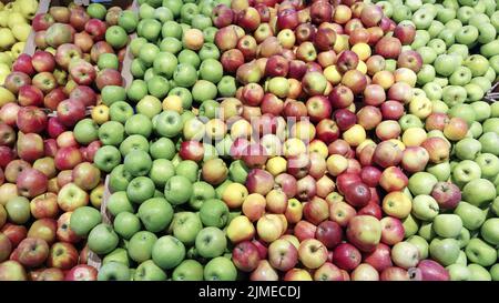 Grüne und rote Äpfel auf dem Markt Stockfoto