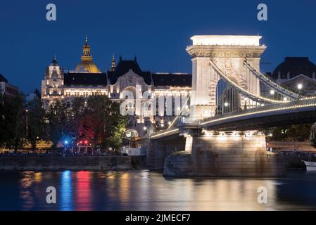 Kettenbrücke und Gresham Palast in Budapest bei Nacht Stockfoto