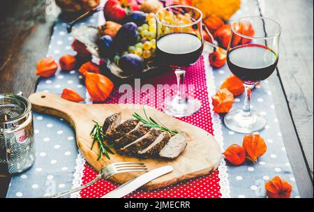 Thanksgiving-Tisch mit Fleisch und frischem Herbstfrüchten und Gemüse Stockfoto
