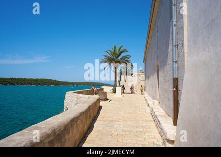 Aussichtspunkt neben der Kathedrale Mariä Himmelfahrt in der Altstadt von Rab Stockfoto