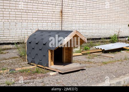 Holzkabine für einen Hund im Hof aus nächster Nähe Stockfoto