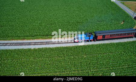 Luftaufnahme von Thomas, dem Panzermotor, der sich den Bäumen und Ackerland nähert Stockfoto