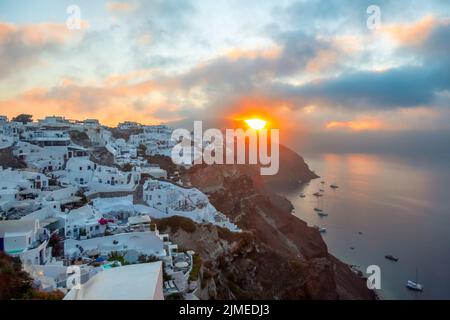 Wolkiger Sonnenaufgang auf der griechischen Insel Santorini Stockfoto