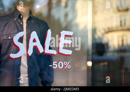 Lettering Sale auf dem Schaufenster eines Geschäfts im Zentrum von Berlin Stockfoto