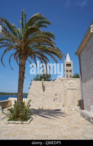 Aussichtspunkt neben der Kirche Mariä Himmelfahrt in der Altstadt von Rab in Kroatien Stockfoto