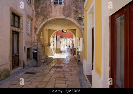 Gasse in der historischen Altstadt von Rab in Kroatien mit Touristen Stockfoto