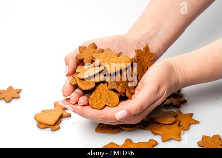 Weibliche Hände geben Lebkuchen, isoliert auf weiß, Kopierraum, Nahaufnahme Stockfoto