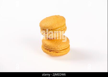 Macarons, Süßwaren süßes Produkt, zwei gelbe Macarons isoliert auf weißem Hintergrund Stockfoto