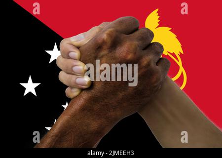 Flagge von Papua-Neuguinea, Eingrabung einer multikulturellen Gruppe junger Menschen Stockfoto