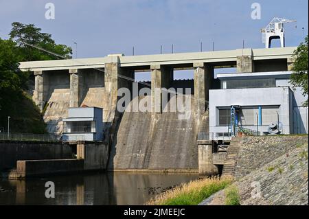 Ein Damm auf dem Brünner Stausee am Fluss Svratka mit einem kleinen Kraftwerk. Schöner sonniger Sommertag in der Natur. Stockfoto